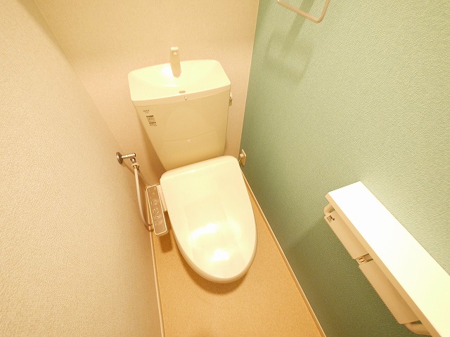 トイレ　落ち着いた色調のトイレです