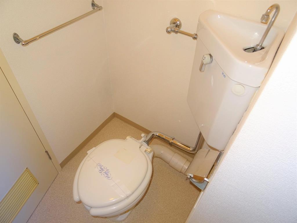 トイレ　水栓トイレです！タオルハンガー付き♪