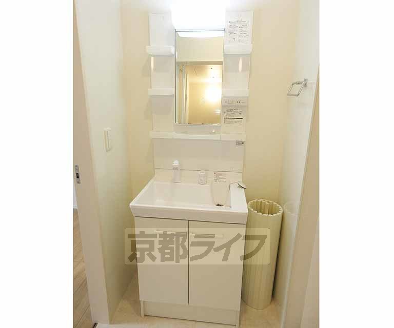 洗面設備　使いやすい洗面台です