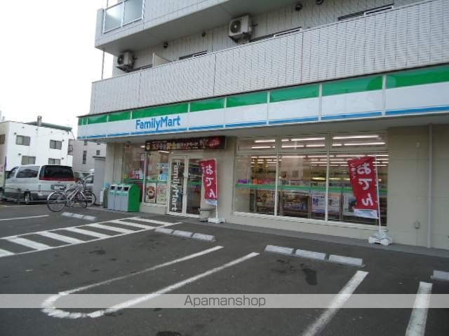 コンビニ　ファミリーマート（コンビニ）まで400m