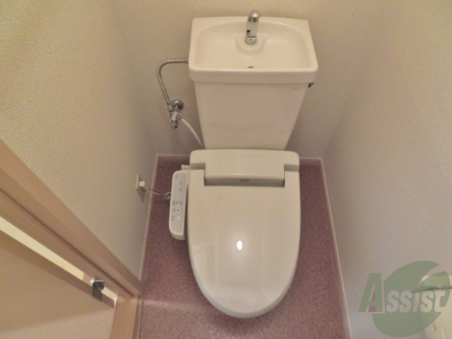 トイレ　トイレはウォシュレット付きです。シャワートイレは嬉しいですね