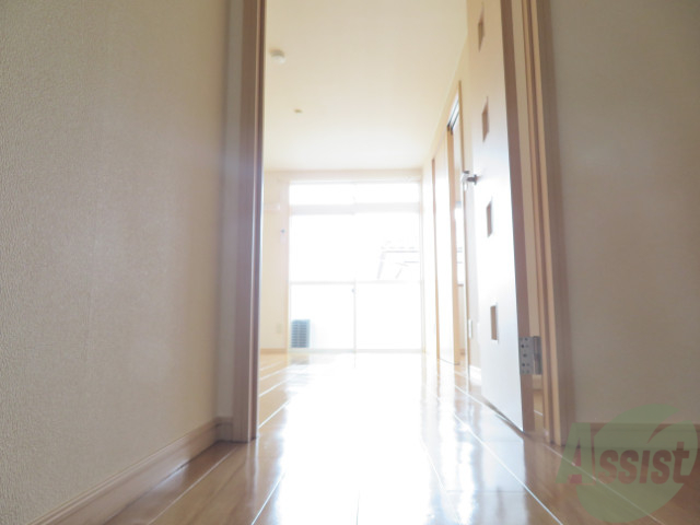 玄関　玄関から撮影しました。リビングまでは一直線で行けますよ。