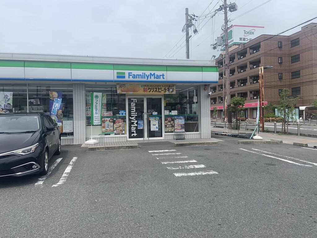 コンビニ　ファミリーマート門真三ツ島店（コンビニ）まで585m