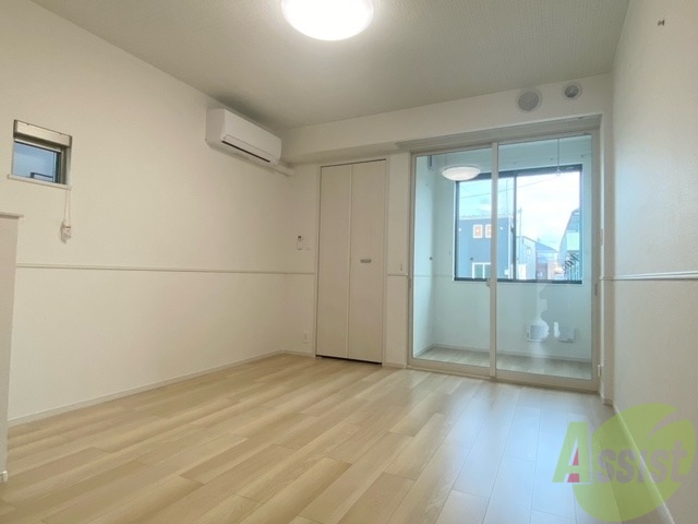 居室・リビング　リビングはこちら、サンルームがポイントのお部屋