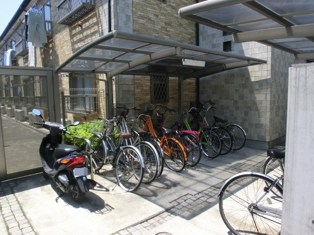 駐車場　屋根つきの駐輪スペース♪