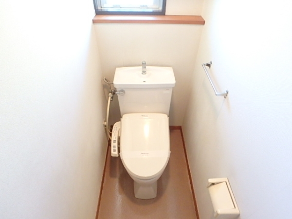トイレ　ウォシュレット完備。暖房便座なので寒い冬でも心地よく座れます