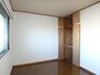 その他共有部分　北側の洋室ですが、壁も白ですのでお部屋は明るいです。