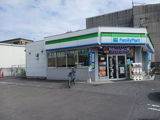 コンビニ　ファミリーマート店（コンビニ）まで550m