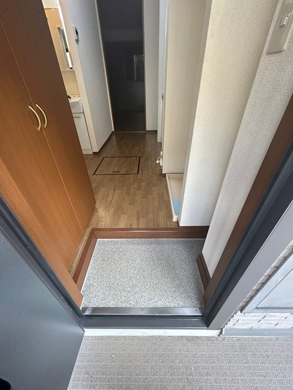 玄関　別部屋参考写真となります。