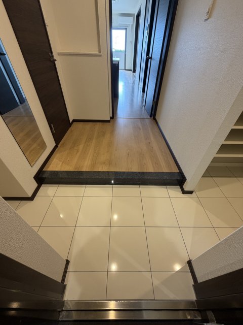 玄関　※同型タイプの参考写真となります。