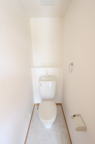 トイレ　落ち着いた色調のトイレです