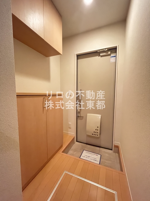 玄関　玄関には下駄箱があるのでスッキリとした空間を保てます