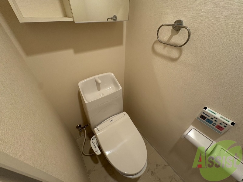 トイレ　トイレはこちらのウォシュレット付きになりますね。