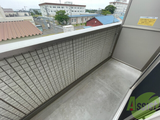 バルコニー　バルコニーは高めでお部屋の中も見えないですね。