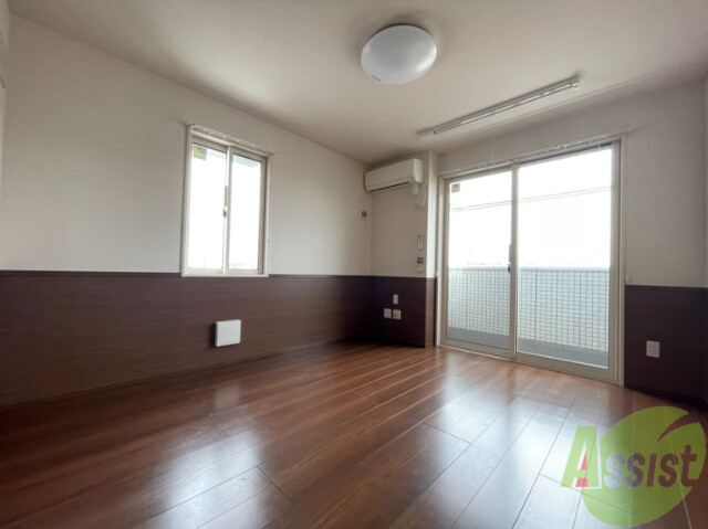 居室・リビング　二面採光から入る日差しがポカポカと暖かいお部屋です。