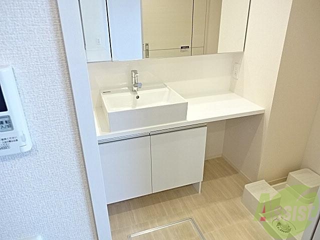 洗面設備　オシャレなスクエア洗面台。もちろんシャンドレ付きですよ