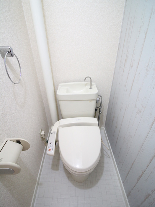 トイレ　別号室のお写真になります。