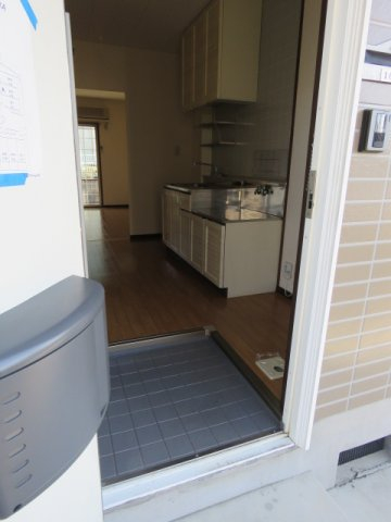 玄関　※同型タイプの参考写真となります。