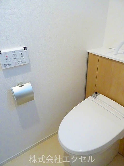 トイレ　ウォシュレット機能つきです。