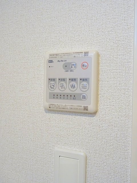 その他設備　雨の日に便利な浴室乾燥機付きです。