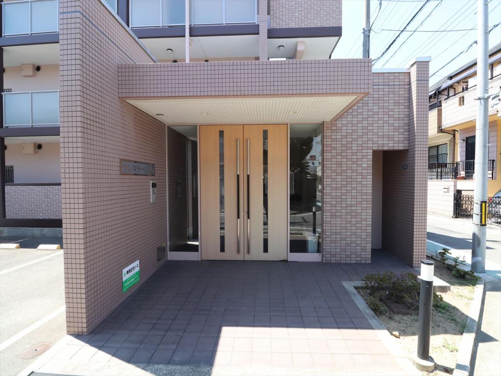 エントランス　オートロック付きで安心です