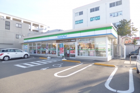コンビニ　ファミリーマート（コンビニ）まで300m