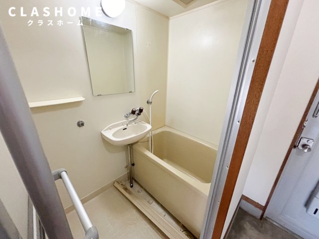 洗面設備　同物件の別部屋になります。