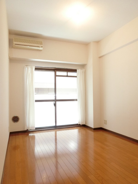 居室・リビング　明るく、周辺環境も静かでいいお部屋ですね
