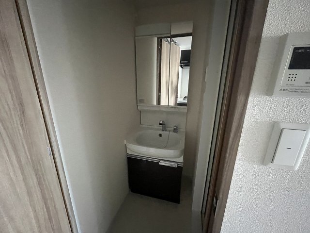 洗面設備　明るい洗面所です