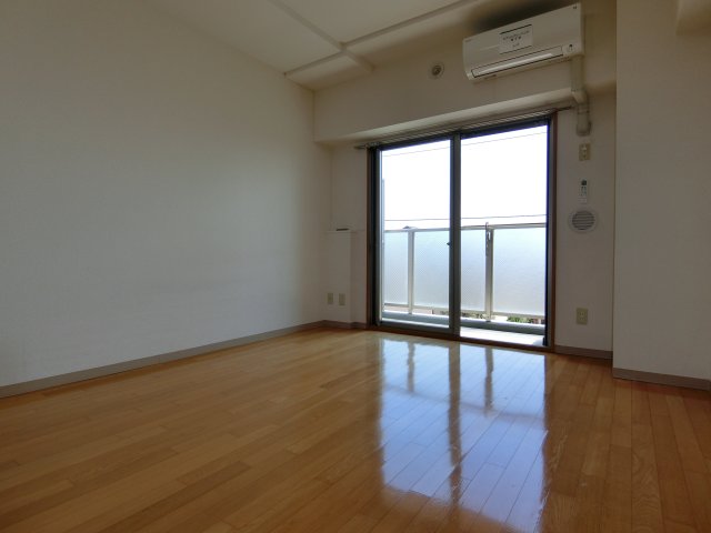その他部屋・スペース　南向きの寝室スペース。