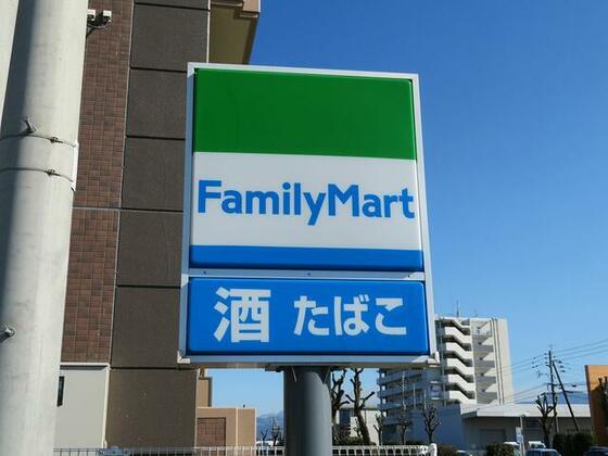 コンビニ　ファミリーマート熊本竜田口店（コンビニ）まで297m