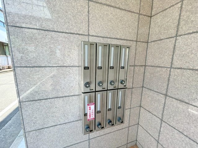 ロビー　ロビーにある各部屋毎のメールボックス。