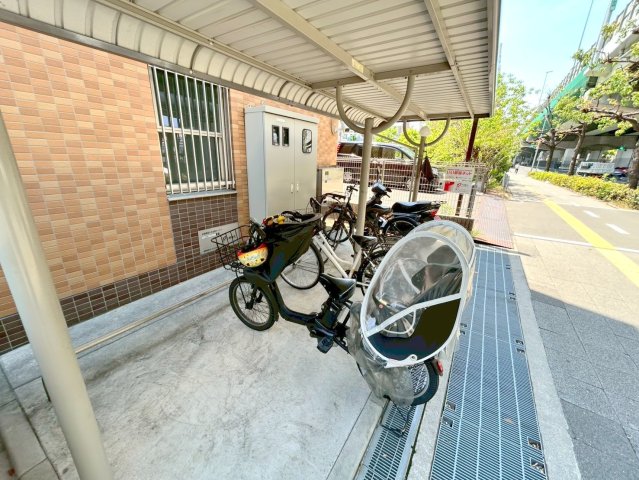 駐車場　敷地内にある駐輪場。雨の日にはうれしい屋根つきです。
