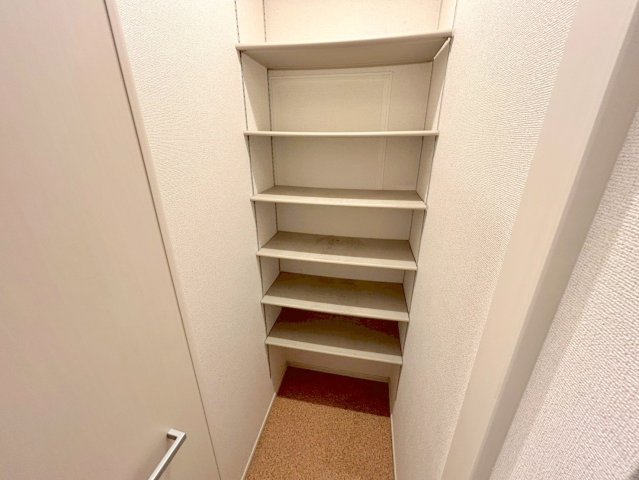 収納　大きいシューズボックスは靴がいっぱい入れれますね。