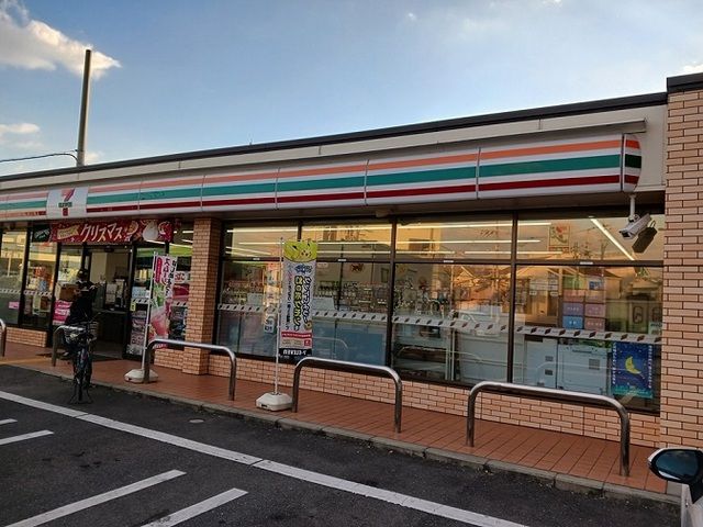 コンビニ　セブンイレブン様（コンビニ）まで400m