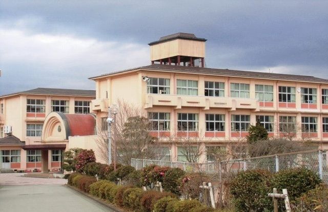 中学校　御殿場市立富士岡中学校（中学校）まで350m