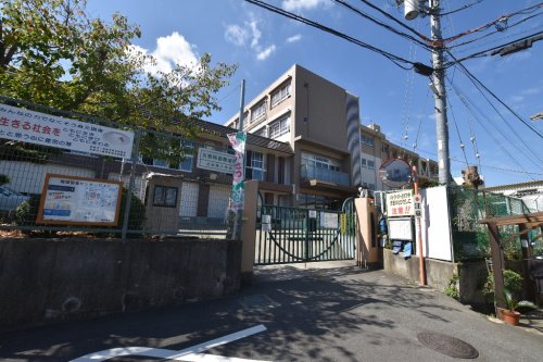 小学校　和泉市立北松尾小学校（小学校）まで558m