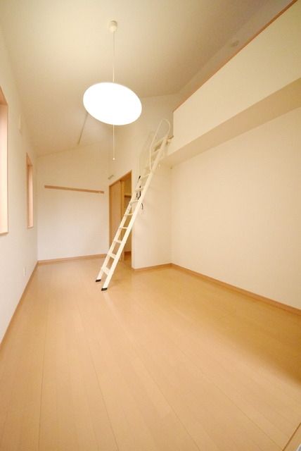 その他部屋・スペース　ロフトがあり開放的な室内です♪