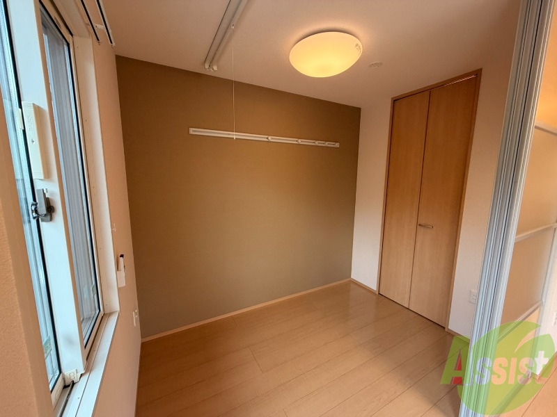 その他部屋・スペース　寝室はリビング隣の３帖の洋室をお使いください。
