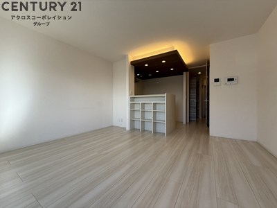 居室・リビング　床色が明るい色合いで、とてもきれいです。