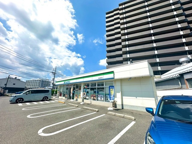 コンビニ　ファミリーマート西条御条町店（コンビニ）まで490m
