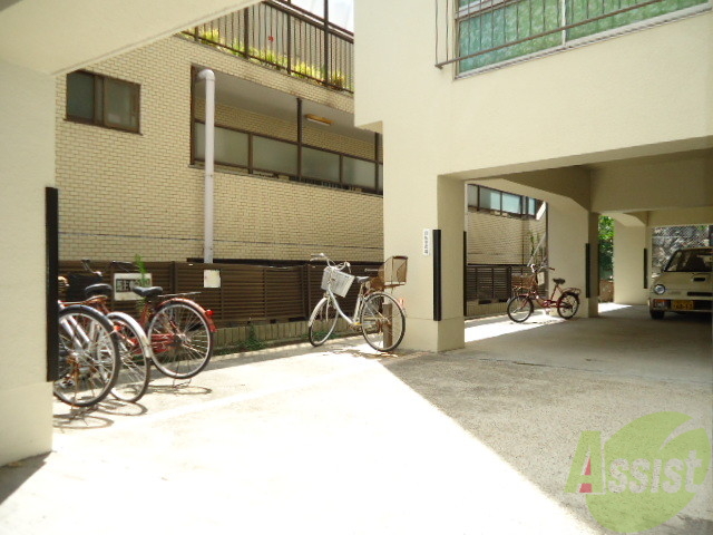エントランス　自転車置き場も広々、いっぱい置けますね