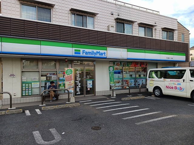 コンビニ　ファミリーマート（コンビニ）まで550m