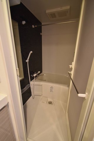 バス・シャワールーム　コンパクトで使いやすいお風呂です