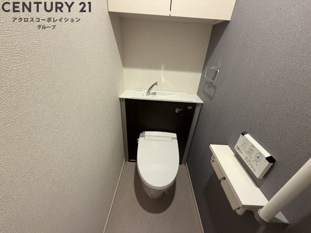 トイレ　温水洗浄便座付きのトイレです♪