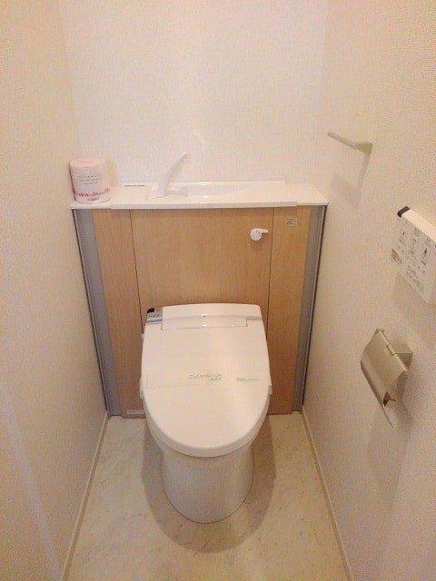 トイレ　温水洗浄便座です。