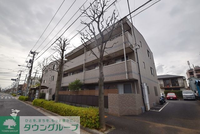 建物外観　目の前にバス停がある鉄骨造のマンションです