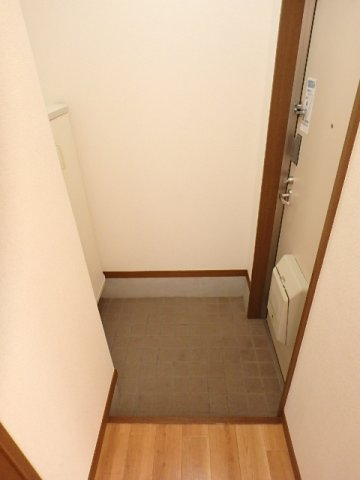 玄関　※写真は他号室です