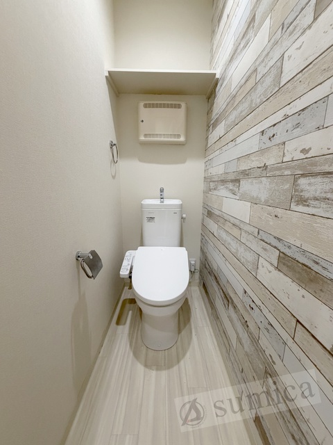 トイレ　人気アイテムの温水洗浄便座。清潔感のあるトイレです。