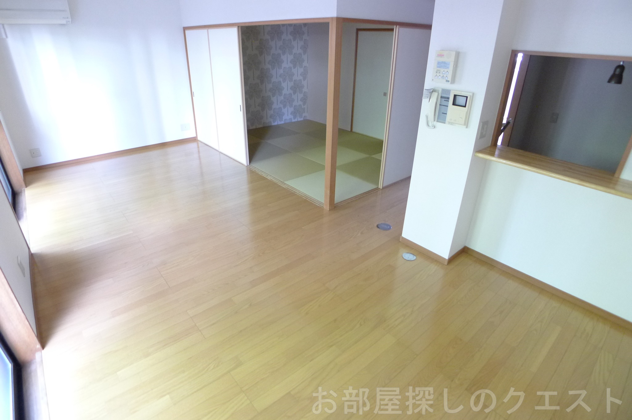 居室・リビング　（写真は同タイプ反転）